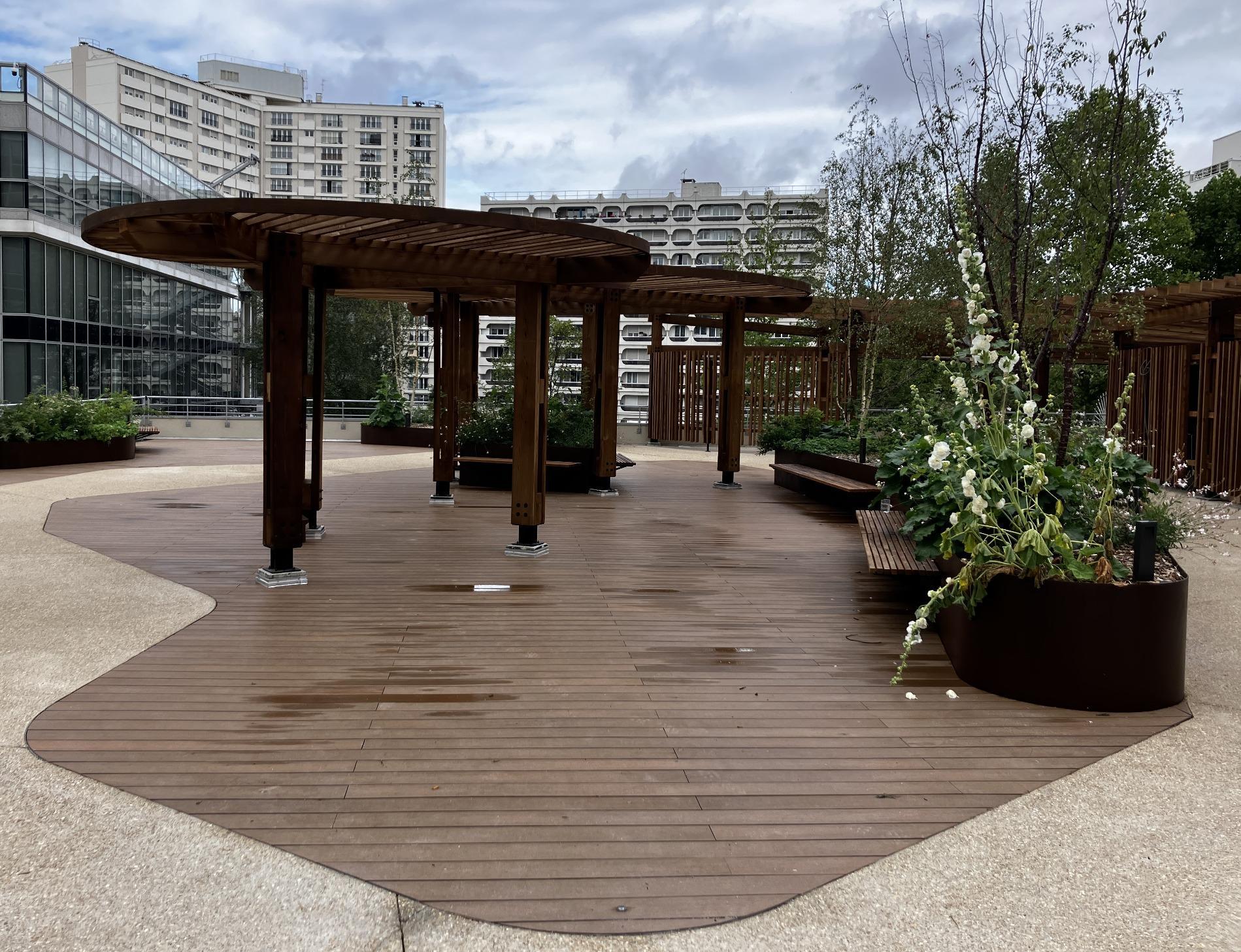 Amènagements extérieurs avec jardinières et bancs